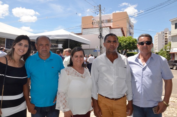 Prefeita de Aracatu recepciona Rui Costa em Brumado e aproveita para cobrar benefícios para o município