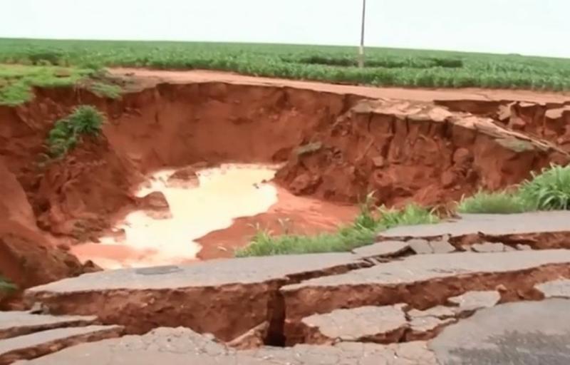 Trator é 'engolido' por buraco na Bahia