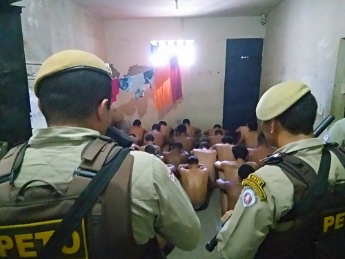 Após revista na delegacia de Brumado, polícia apreende celulares e outros objetos 