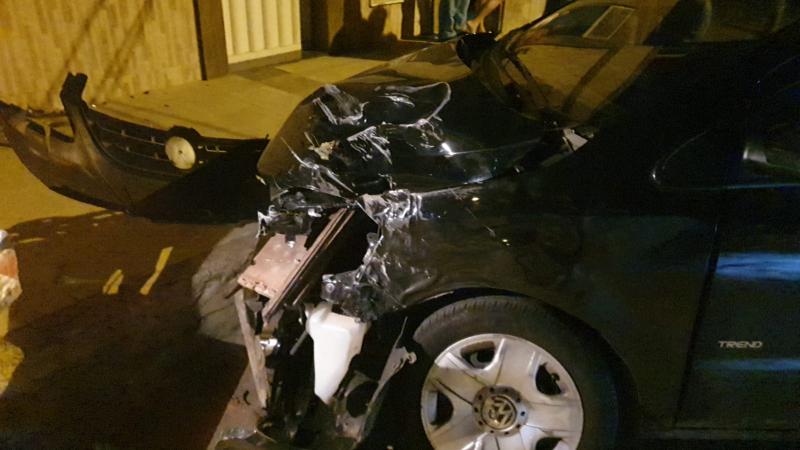 Caminhonete desgovernada colide em poste, atinge veículo e invade residência em Brumado