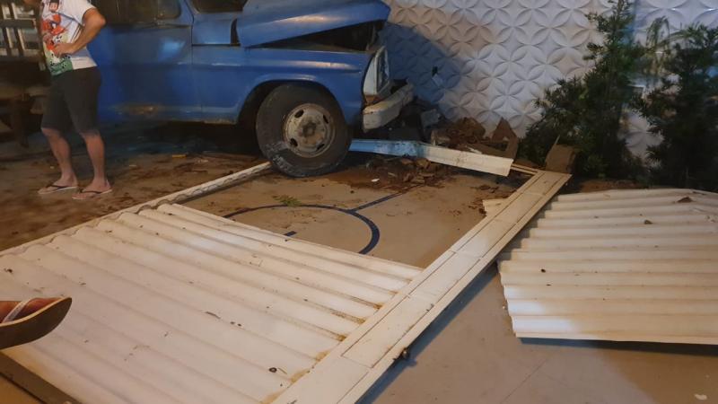 Caminhonete desgovernada colide em poste, atinge veículo e invade residência em Brumado