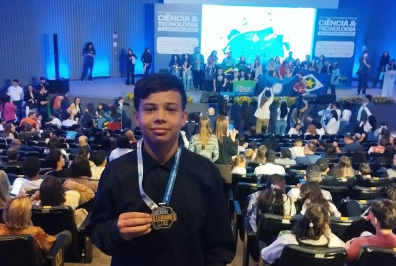 Estudante da rede estadual de Livramento de Nossa Senhora recebe medalha da NASA