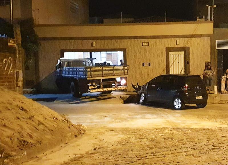 Caminhonete desgovernada colide em poste, atinge veículo e invade residência em Brumado