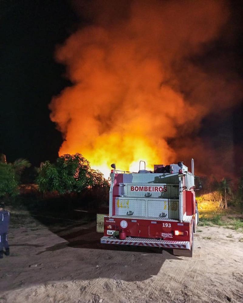 Bombeiros do 2º SGBM debelam incêndio em fazenda em Luís Eduardo Magalhães