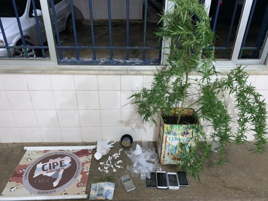 Polícia apreende drogas e celulares em Barra da Estiva