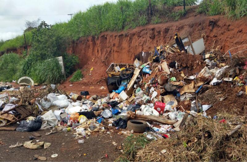 Catadores encontram feto dentro de caixa no lixão de Caetité