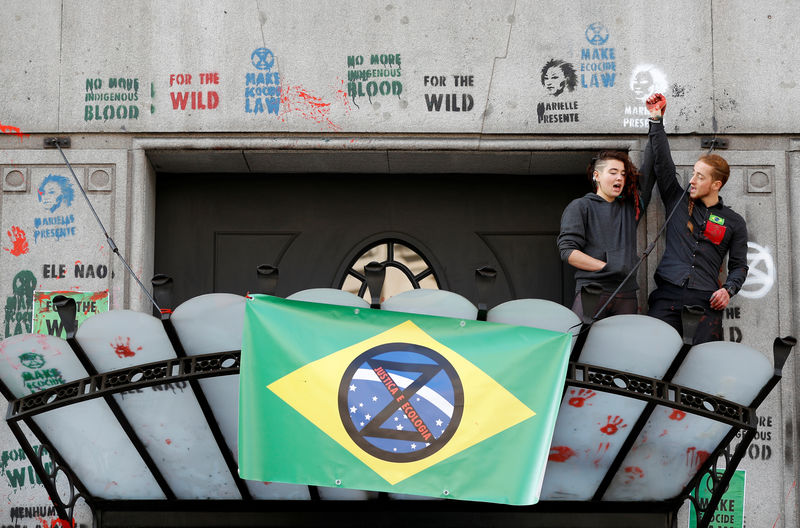 Ativistas do clima jogam tinta vermelha em embaixada do Brasil em Londres
