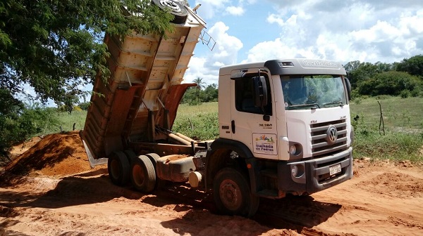 Prefeita de Malhada de Pedras atende anseio da população e realiza melhorias em estradas do município