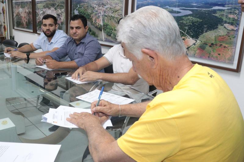 Prefeito de Brumado assina ordens de serviços no valor de 88 milhões em obras para o município