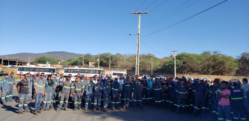 Buscando melhorias, funcionários de empresa prestadora de serviços para RH Magnesita paralisam atividades