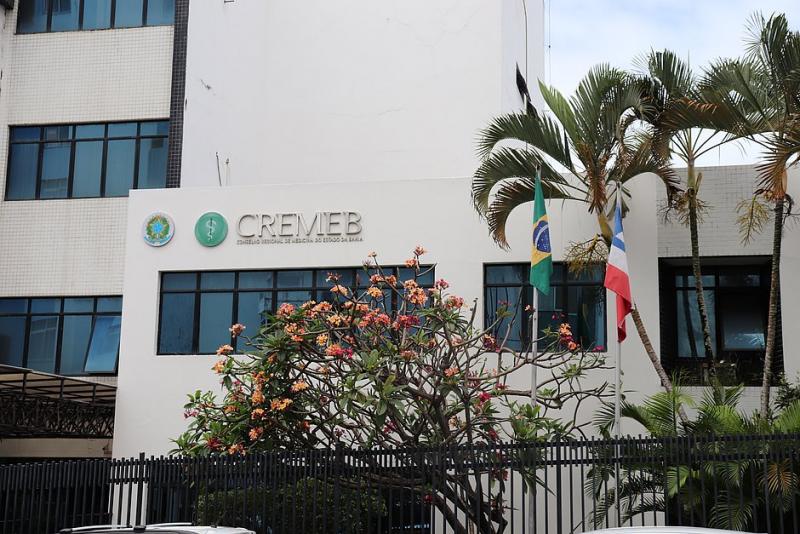 Enfermeira é acusada de exercer ilegalmente a medicina em Vitória da Conquista; ela divulgava procedimentos nas redes sociais