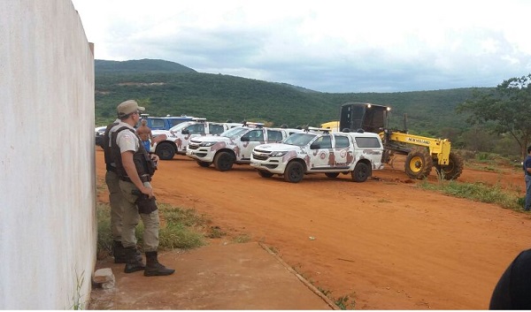 Prefeitura de Brumado com apoio da Polícia Militar retoma terreno ao lado do IFBA