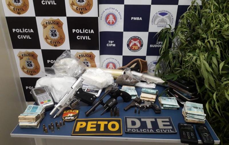 Operação desarticula quadrilha e apreende armas e drogas em Vitória da Conquista