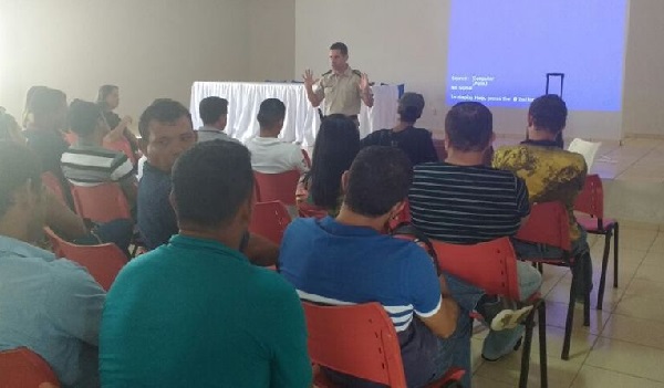 Prefeitura de Aracatu realiza palestra com motoristas e monitores do transporte escolar