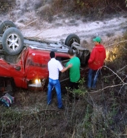 Acidente envolvendo carro de passeio e carreta é registrado na BA-262 entre Brumado e Aracatu