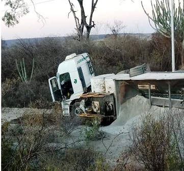 Acidente envolvendo carro de passeio e carreta é registrado na BA-262 entre Brumado e Aracatu