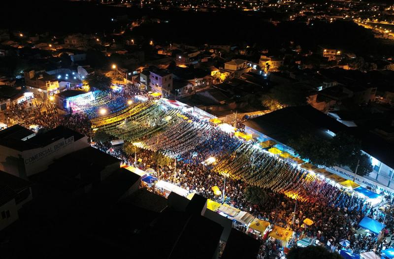 Grande público na segunda noite do São Pedro do Bairro Olhos D'água em Brumado; veja o vídeo da cobertura completa