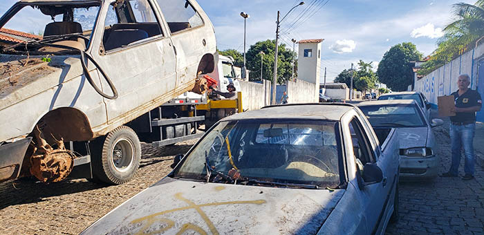 Veículos apreendidos que ocupavam ruas e pátio da delegacia de Brumado são removidos para Conquista