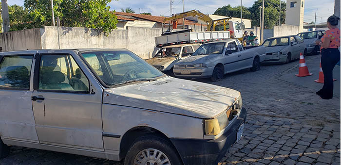 Veículos apreendidos que ocupavam ruas e pátio da delegacia de Brumado são removidos para Conquista