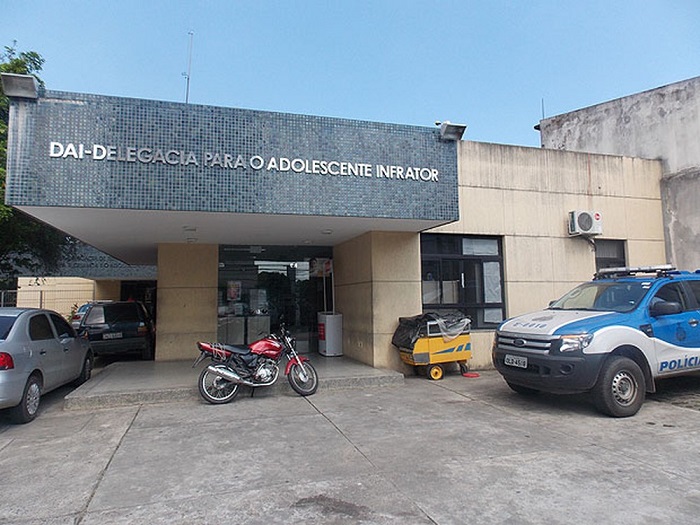 Jovem de 16 anos é apreendida por matar filho de quatro meses em tanque de água, em Salvador