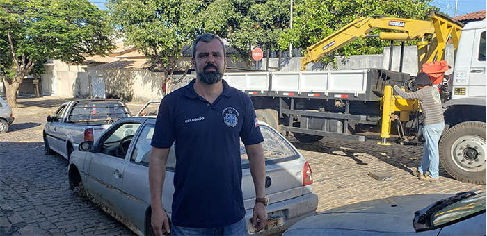 Veículos apreendidos que ocupavam ruas e pátio da delegacia de Brumado são removidos para Conquista