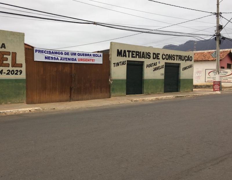 Empresário instala faixa em frente a comercio pedindo instalação de quebra-molas em Livramento