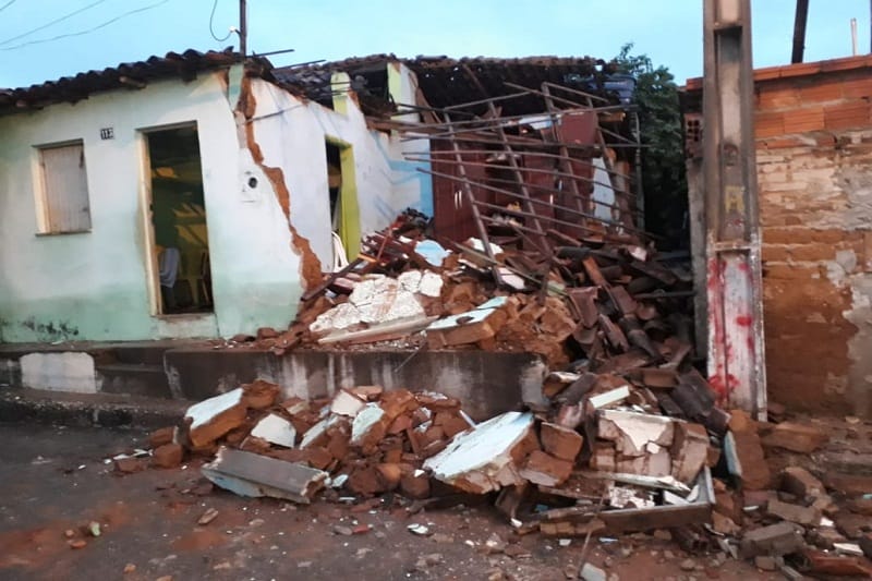 Parte de casa desaba no Dr. Juracy devido a chuva forte ocorrida em Brumado
