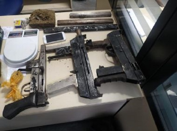 Feira: Três submetralhadoras são encontradas após dupla abandonar mochilas em fuga