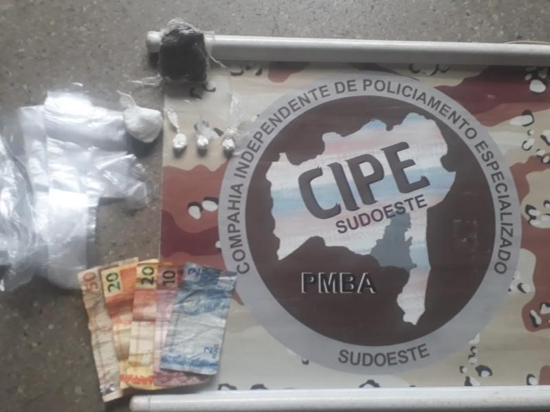 Polícia prende mulher por tráfico de drogas no bairro Baraúnas em Brumado