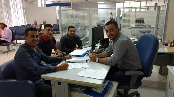 Em compromisso com o servidor público, prefeito de Guajeru esteve na Caixa Econômica em Brumado