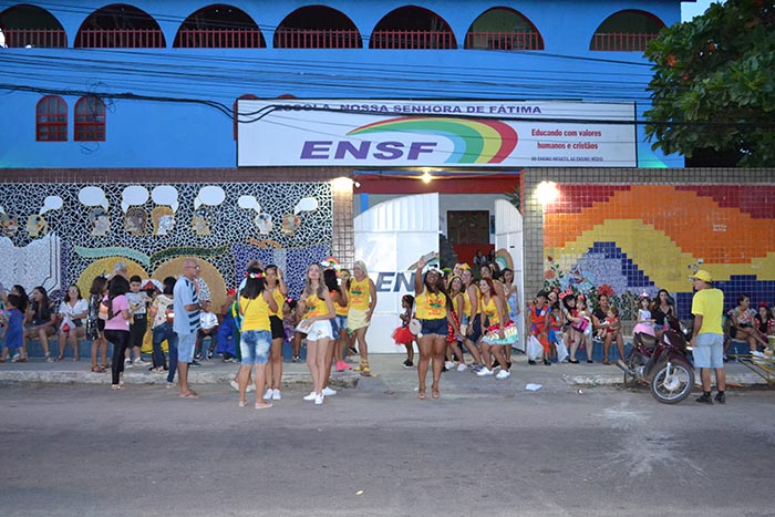 Para celebrar o carnaval, bloquinho da ENSF saiu às ruas com grande público em Brumado