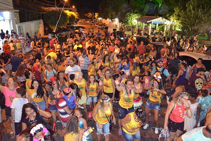 Para celebrar o carnaval, bloquinho da ENSF saiu às ruas com grande público em Brumado
