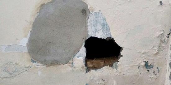 Detento foge de cela de delegacia do sudoeste da Bahia após usar colher para abrir buraco