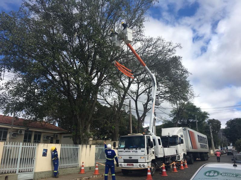 Brumado: Coelba realiza poda preventiva de árvores no entorno do hospital visando proteção da rede elétrica