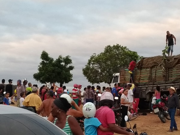 Para evitar perda da carga, caminhoneiro distribui carga de bananas no Bairro Malhada Branca em Brumado