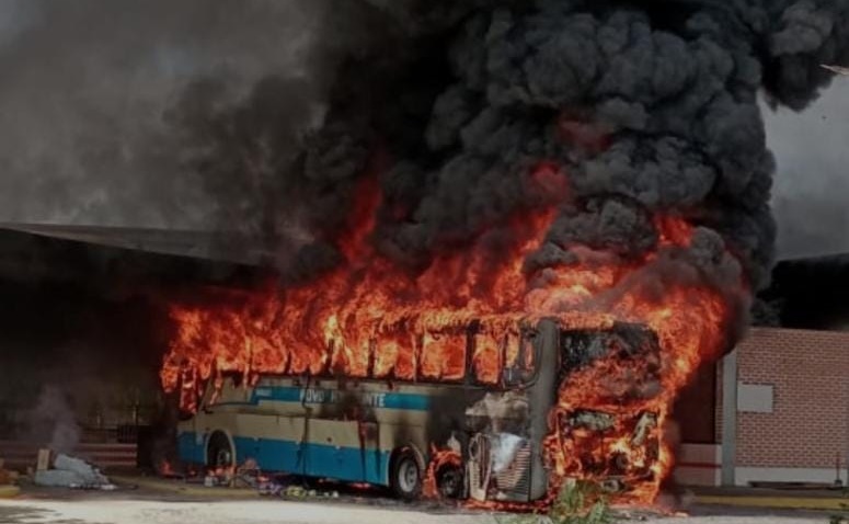 Ônibus fica destruído após pegar fogo dentro de rodoviária em Itapetinga 