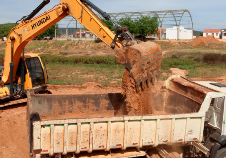 PREFEITURA DE ARACATU REALIZA LIMPEZA DA AGUADA DA VÁRZEA DA PEDRA