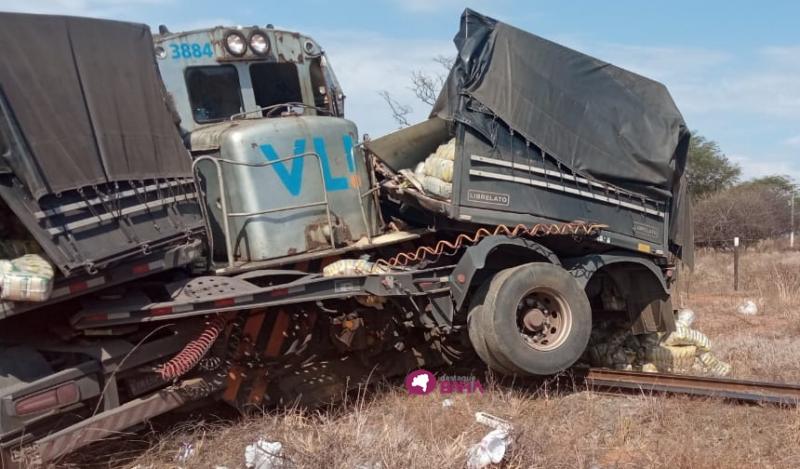 Carreta de arroz colide contra trem na BR-030 em Brumado