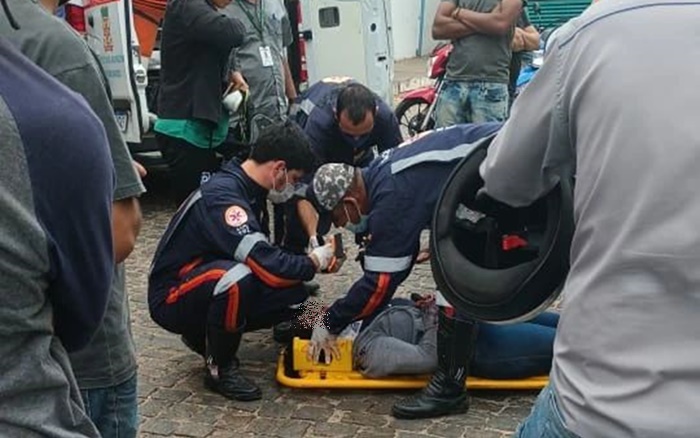 Colisão entre duas motocicletas deixa uma mulher ferida em Brumado