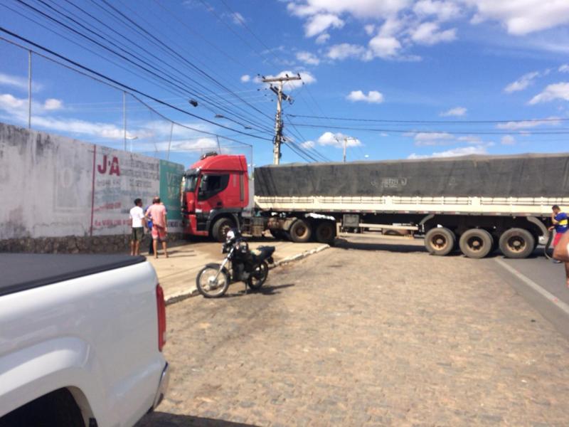 Carreta colide contra muro da AABB após perder freios em Brumado