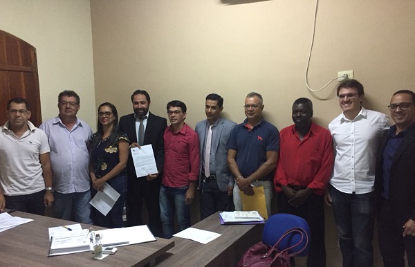 Prefeito de Rio do Antônio recepciona vereadores para assinatura de documento para aquisição de ambulância