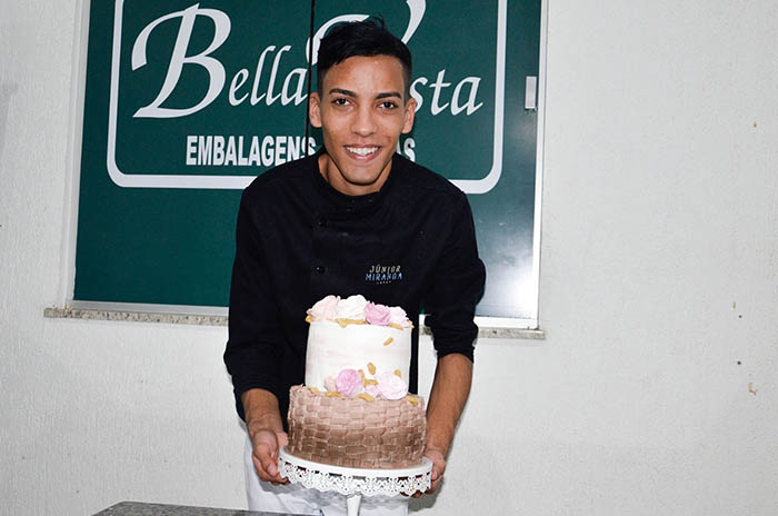 Brumado: Técnicas de confecções de bolos florais foram aplicadas pelo conceituado Júnior Miranda Cake, na Bella Vista