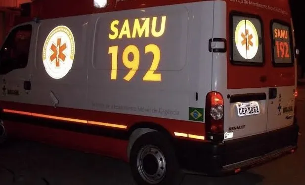 Acidente entre carreta e ambulância da prefeitura de Guanambi deixa dois feridos na BR-030 em Brumado