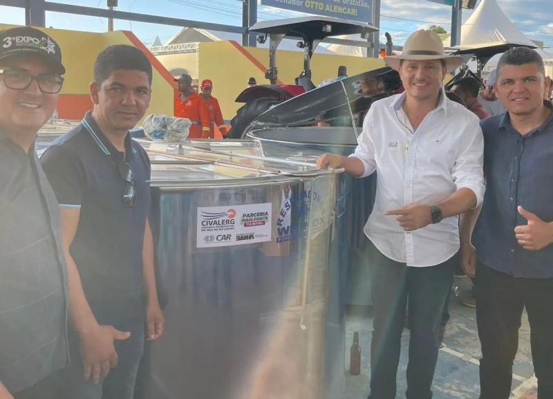 Guajeru recebe do governo do estado 2 tanques resfriadores de leite