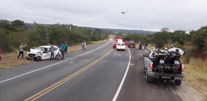 Uma pessoa morre e 14 ficam feridas em acidente com van que transportava funcionários da UTI de Brumado