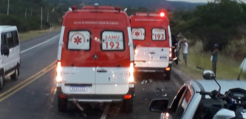 Uma pessoa morre e 14 ficam feridas em acidente com van que transportava funcionários da UTI de Brumado