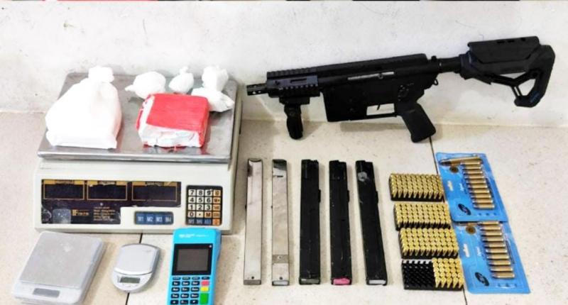 Submetralhadora é apreendida com acusado de tráfico de drogas em Vitória da Conquista