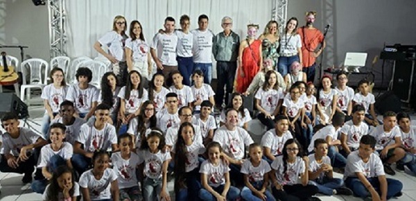 Brumado: Parceria entre a Prefeitura e RHI Magnesita proporciona a alunos da rede municipal espetáculo do renomado grupo musical Ungambikkula