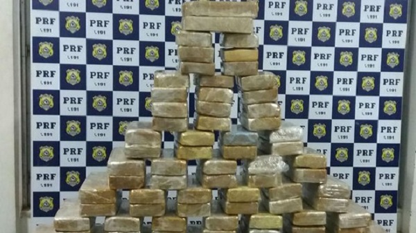 Homem é preso com 100 kg de crack em fundo falso de carro em Vitória da Conquista