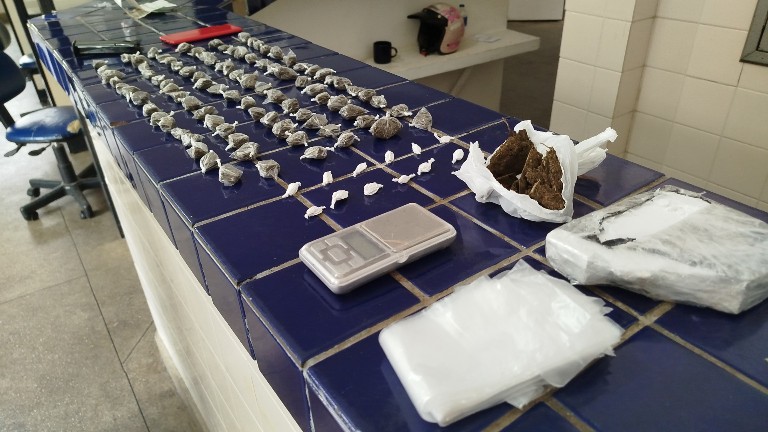Ação da polícia militar apreende drogas prontas para distribuição em Brumado